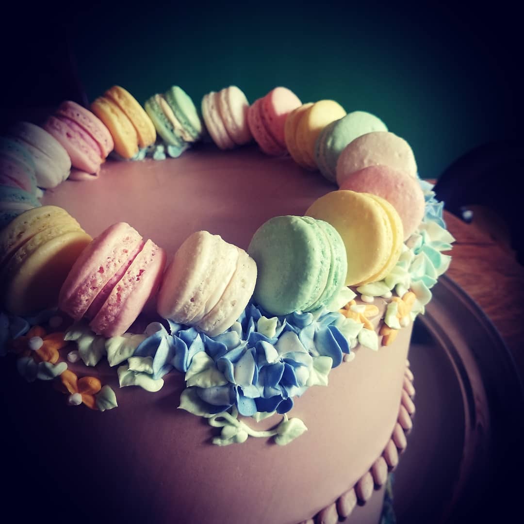 athens ohio wedding cake with macarons